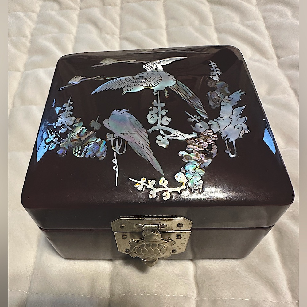 Jewelry box w mother of pearl inlays